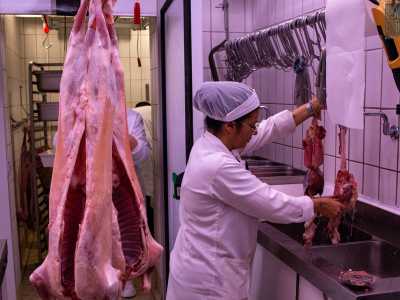 � la 35enne Costantina, a poca distanza, la persona incaricata di lavare le viscere in un lavello
